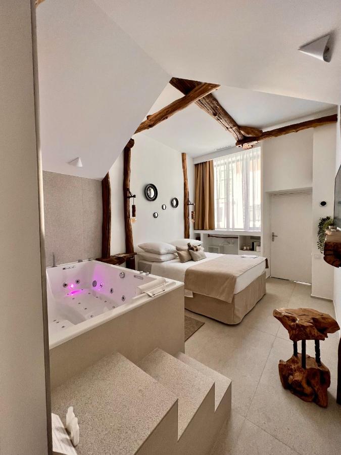Tamarin & Capucin Suite Balneo Aubagne Bagian luar foto