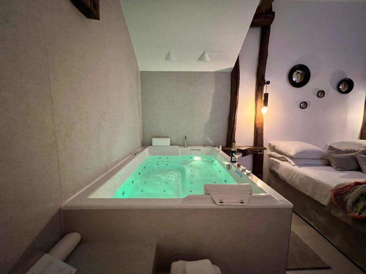 Tamarin & Capucin Suite Balneo Aubagne Bagian luar foto